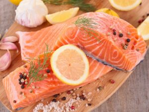 El salmón ahumado ¿se come crudo o cocido?
