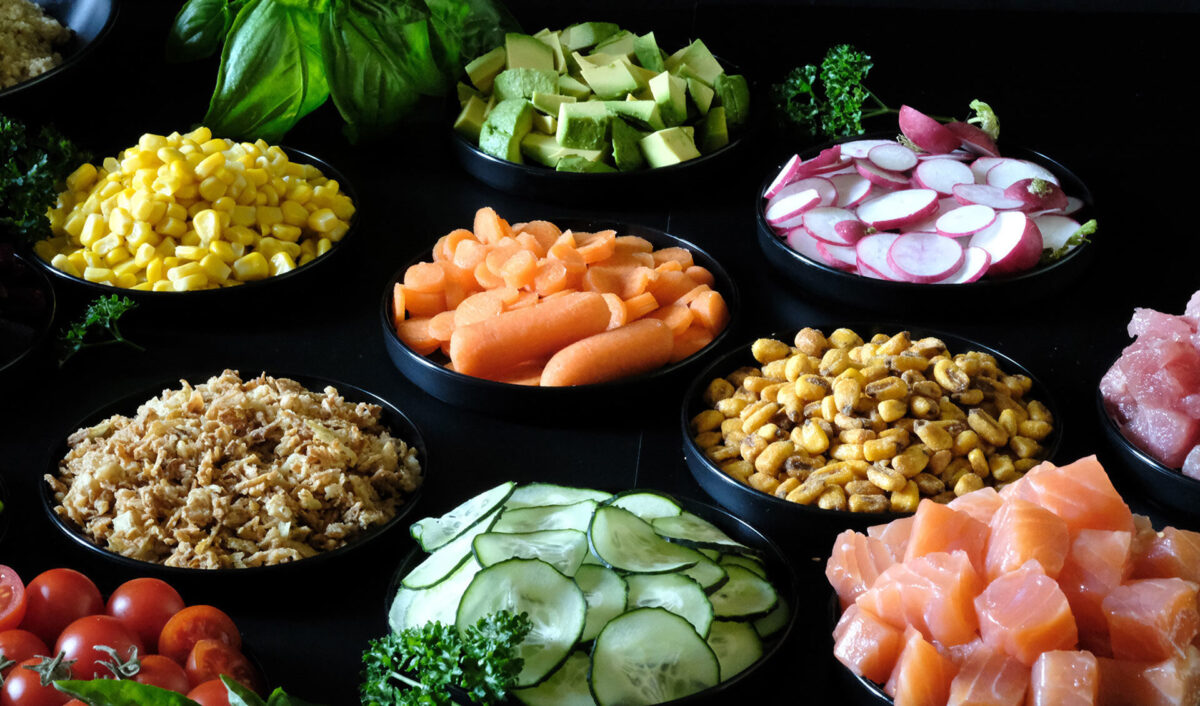 Contenedores de meal prep con ingredientes separados para poke bowls