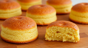 Pequeños bizcochos sin gluten y sin lactosa recién horneados, con textura esponjosa y presentación casera