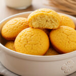 Cookies blanditas sin gluten y sin lactosa recién salidas del horno, con textura suave y bordes ligeramente dorados, perfectas para el desayuno o la merienda