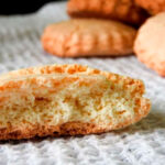 Galleta sin gluten y sin lactosa con un bocado, mostrando su interior crujiente y casero, ideal para personas con intolerancias