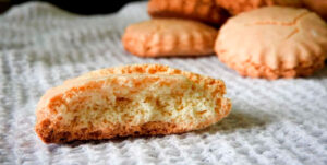 Galleta sin gluten y sin lactosa con un bocado, mostrando su interior crujiente y casero, ideal para personas con intolerancias