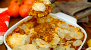 Lasaña sin gluten elaborada con capas de papas en lugar de pasta, horneada hasta dorarse, ideal como plato principal saludable y original
