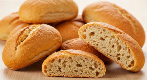 Panecillos sin gluten y sin lactosa hechos en casa, con aspecto artesanal, perfectos para desayunos o acompañamientos saludables