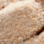 Variedad de ingredientes sin gluten como copos de maíz, almendra molida y semillas que se pueden usar como pan rallado alternativo