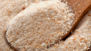 Variedad de ingredientes sin gluten como copos de maíz, almendra molida y semillas que se pueden usar como pan rallado alternativo